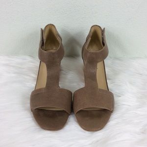 Vaneli Calyx tan T strap leather sandals. Nice!